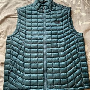 North face puffy vest. Mens XL. Like new